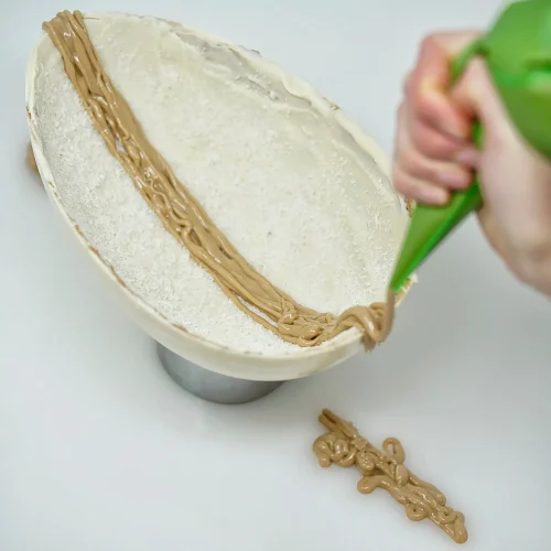 Alternative view of Uovo di Pasqua Artigianale Raffaello al Cioccolato Bianco